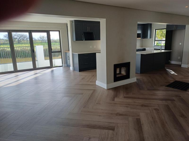 To Let 4 Bedroom Property for Rent in Somerset West Western Cape